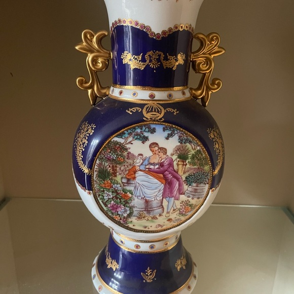 Vase - Picture 2 of 6